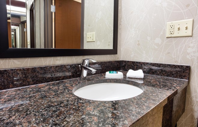 Drury Inn & Suites Kansas CIty Airport - Bathroom
