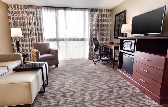 Drury Inn & Suites Kansas CIty Airport - Two-room Suite Guestroom
