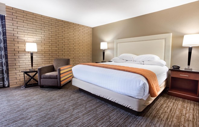 Drury Inn & Suites Kansas CIty Airport - Two-room Suite Guestroom