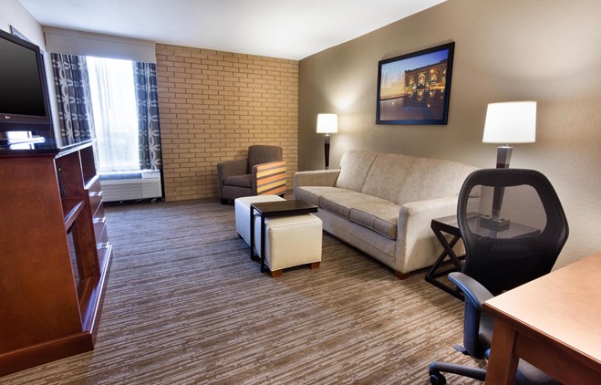 Drury Inn & Suites Kansas CIty Airport - Two-room Suite Guestroom