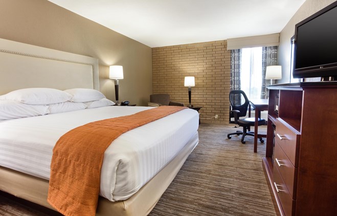 Drury Inn & Suites Kansas CIty Airport - Deluxe King Guestroom