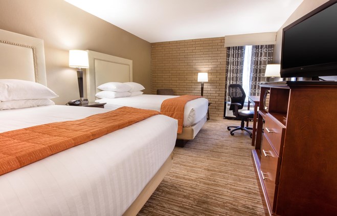 Drury Inn & Suites Kansas CIty Airport - Deluxe Queen Guestroom