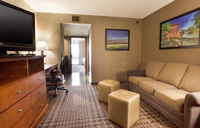Drury Inn & Suites Jackson Missouri - Two-room Suite Guestroom