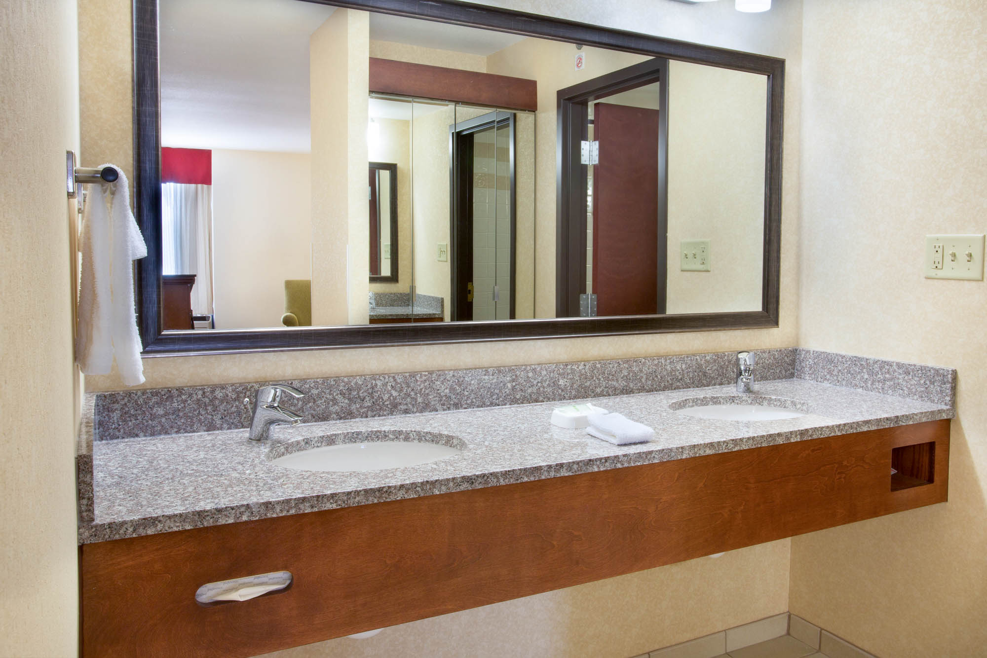 Drury Inn Suites Charlotte University Place Drury Hotels   0055 Bathroom 