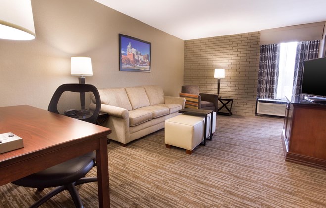 Drury Inn & Suites Greensboro - Two-room Suite Guestroom