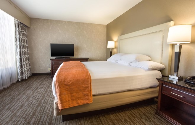 Drury Inn & Suites Greensboro - Two-room Suite Guestroom