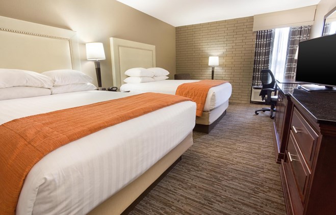 Drury Inn & Suites Greensboro - Deluxe Queen Guestroom