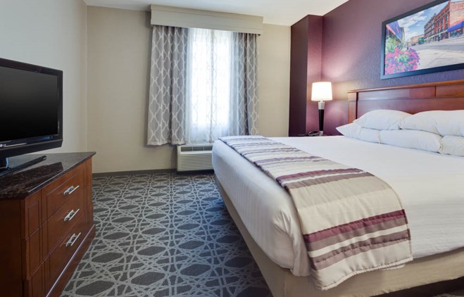 Drury Inn & Suites Middletown Franklin - Two-room Suite Guestroom