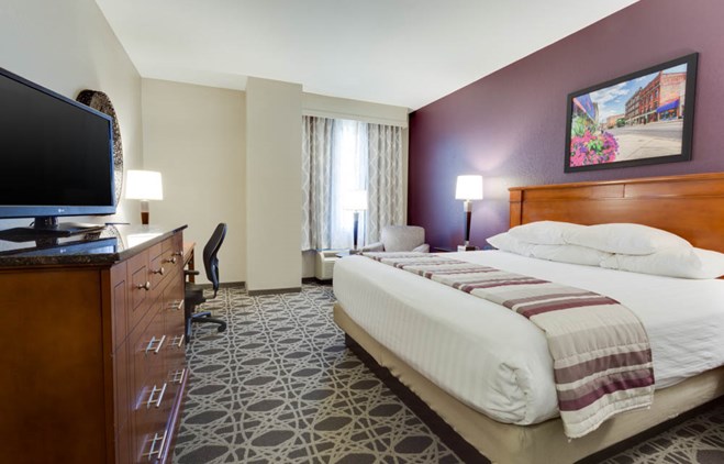 Drury Inn & Suites Middletown Franklin - Deluxe King Guestroom