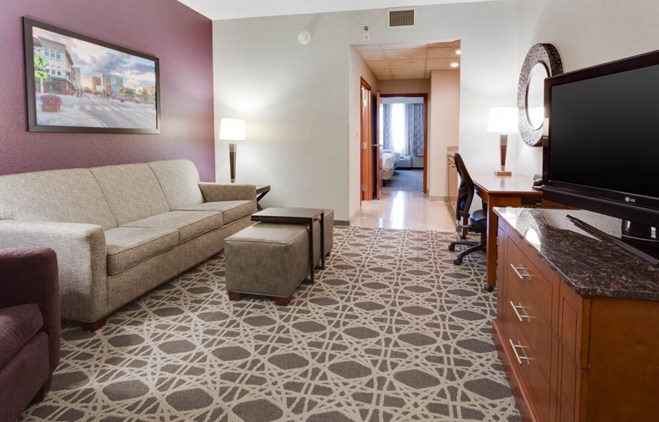 Drury Inn & Suites Middletown Franklin - Two-room Suite Guestroom
