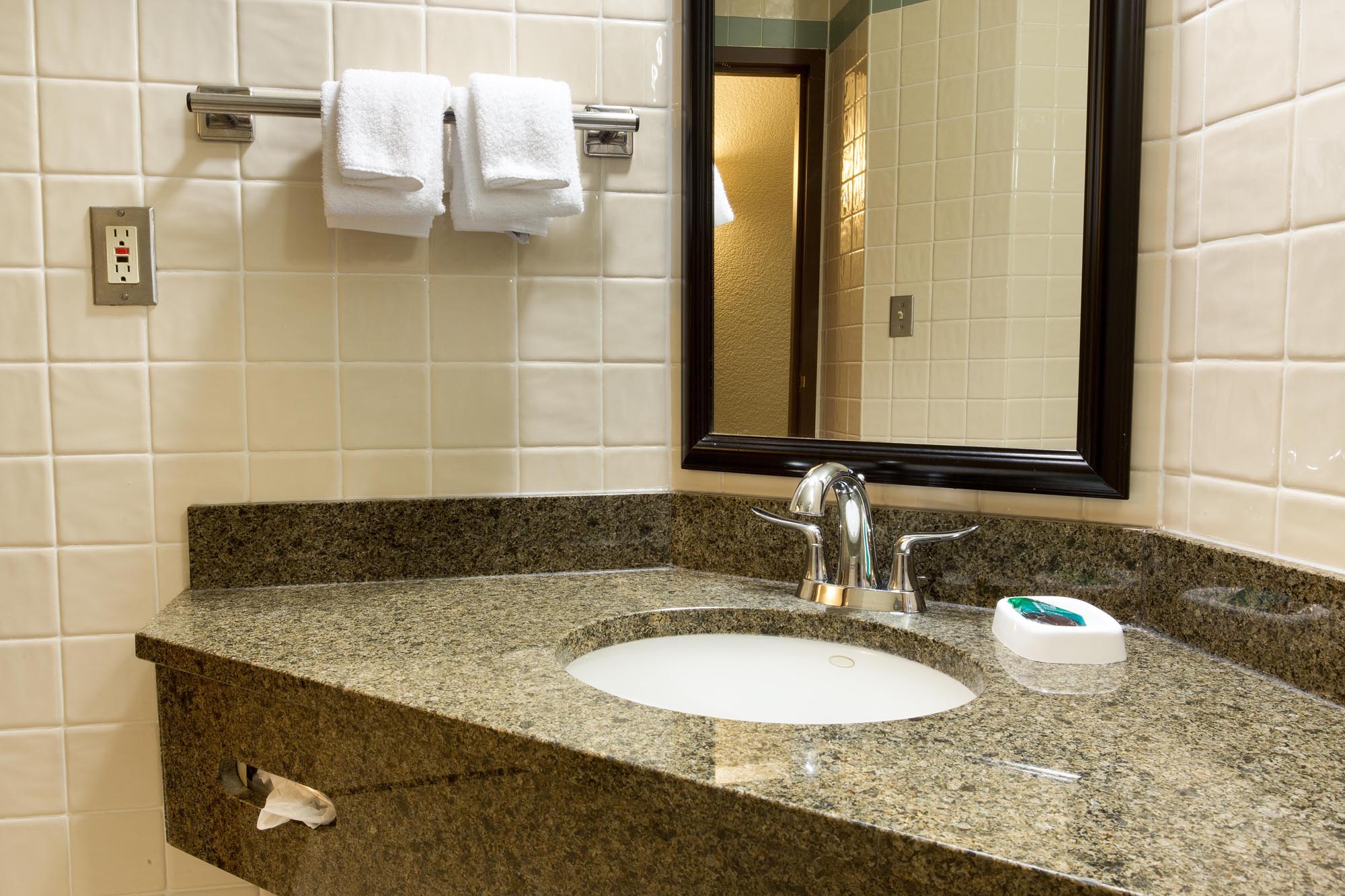 Drury Inn Suites San Antonio Riverwalk Drury Hotels   0005 Bathroom 