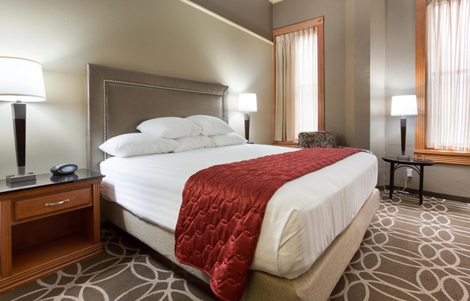 Drury Inn & Suites San Antonio Riverwalk - Deluxe King Guestroom