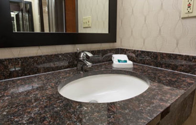 Drury Inn & Suites Houston Near the Galleria - Bathroom