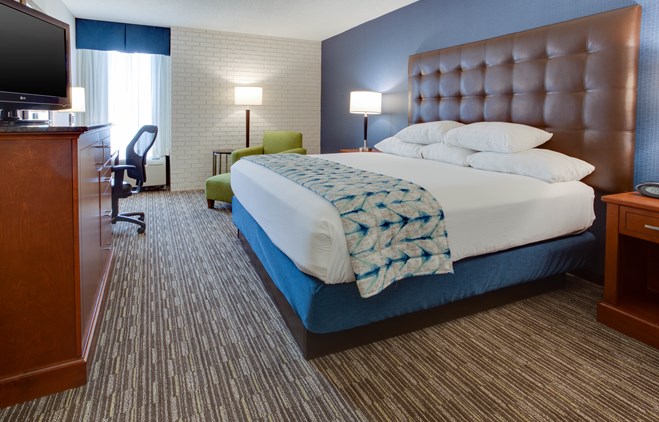 Drury Inn & Suites Nashville Airport - Deluxe King Guestroom
