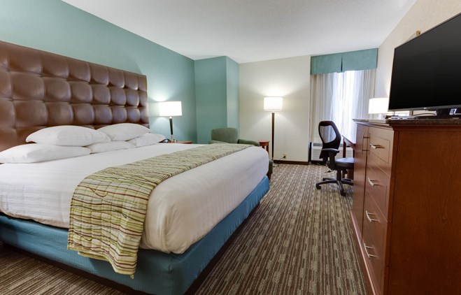 Drury Inn & Suites Birmingham Grandview - Deluxe King Guestroom