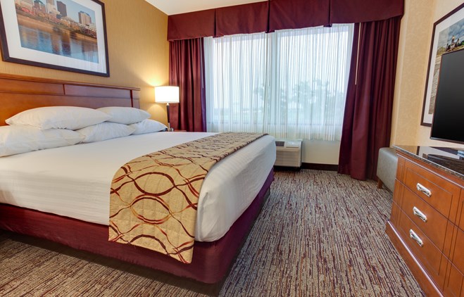 Drury Inn & Suites West Des Moines - Two-room Suite Guestroom