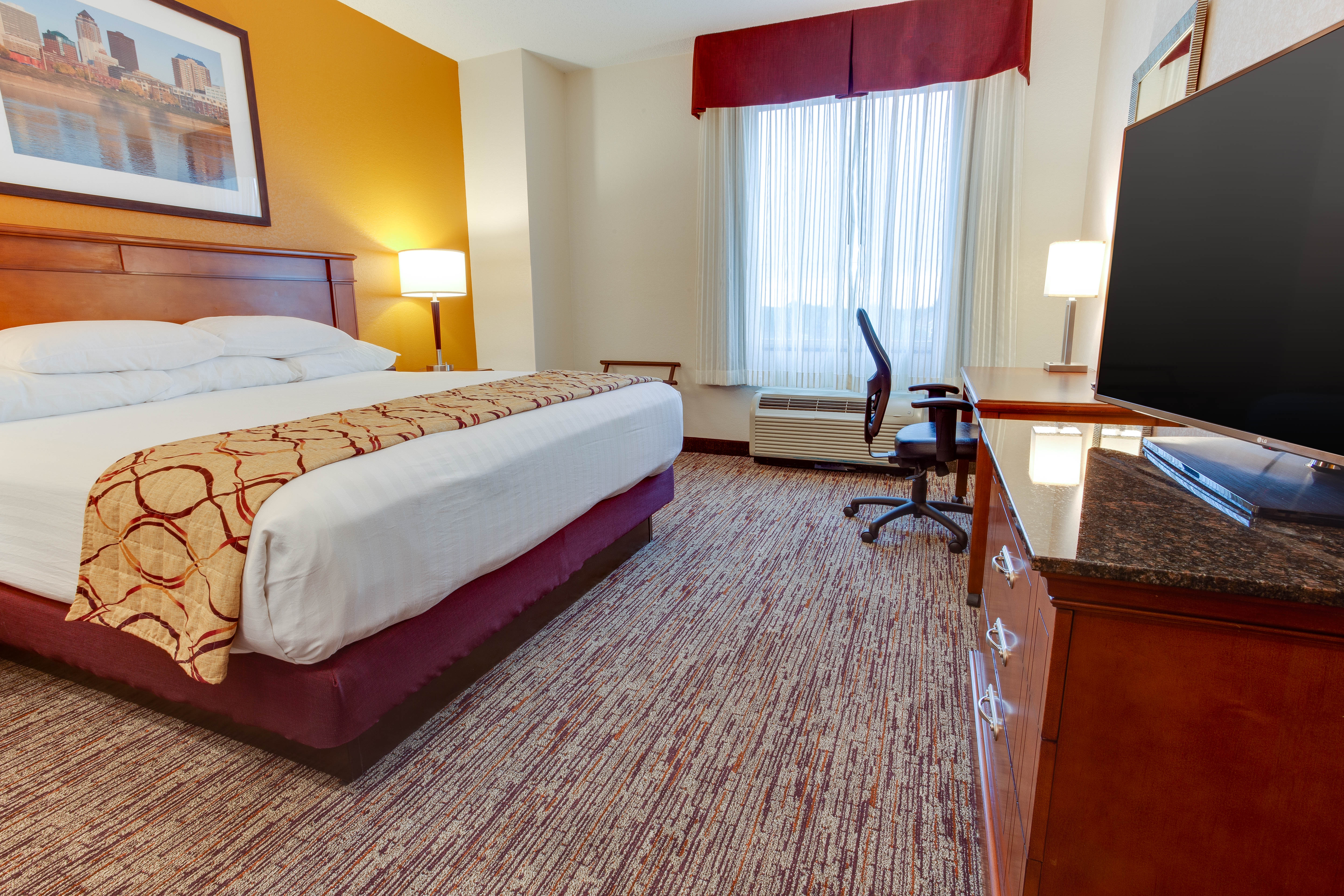 Drury Inn & Suites West Des Moines - Deluxe King Guestroom