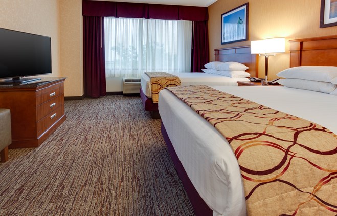 Drury Inn & Suites West Des Moines - Two-room Suite Guestroom