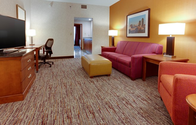 Drury Inn & Suites West Des Moines - Two-room Suite Guestroom