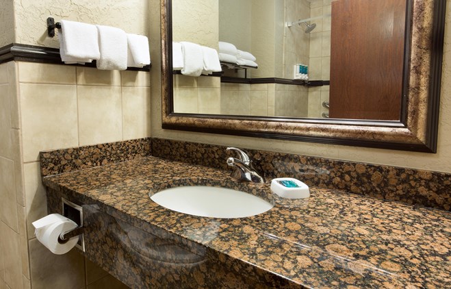 Drury Inn & Suites Flagstaff - Bathroom