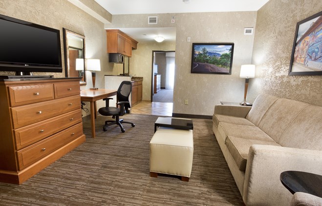 Drury Inn & Suites Flagstaff - Two-room Suite Guestroom