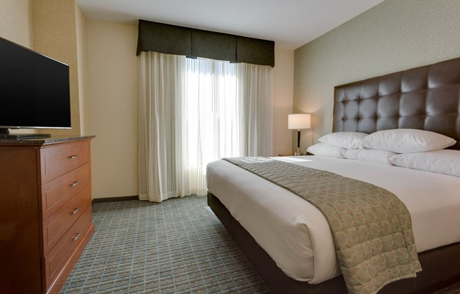 Drury Inn & Suites Gainesville - Two-room Suite Guestroom