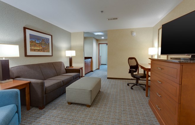 Drury Inn & Suites Gainesville - Two-room Suite Guestroom
