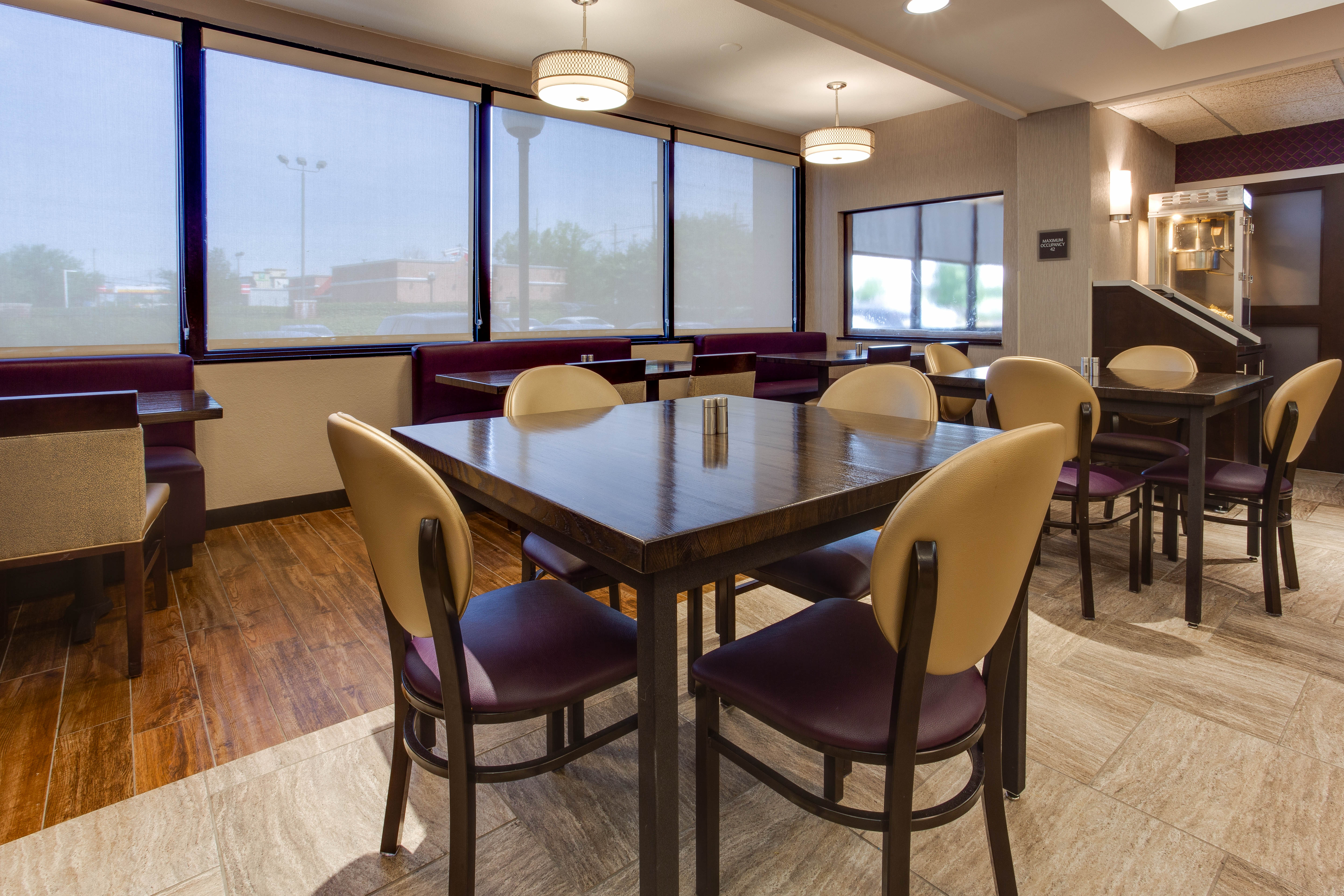 Drury Inn & Suites Louisville East - Dining Area
