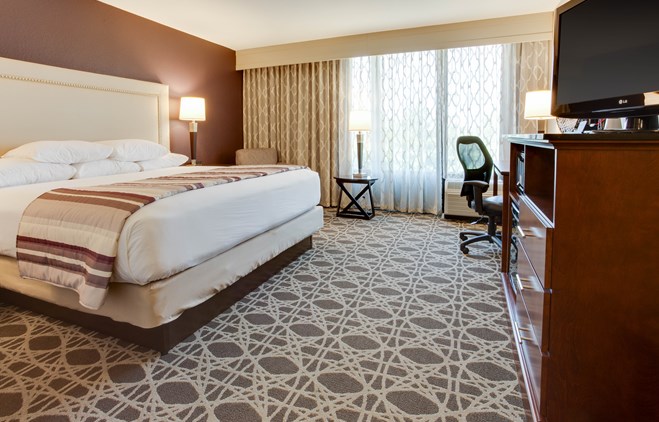 Drury Inn & Suites Louisville East - Deluxe King Guestroom