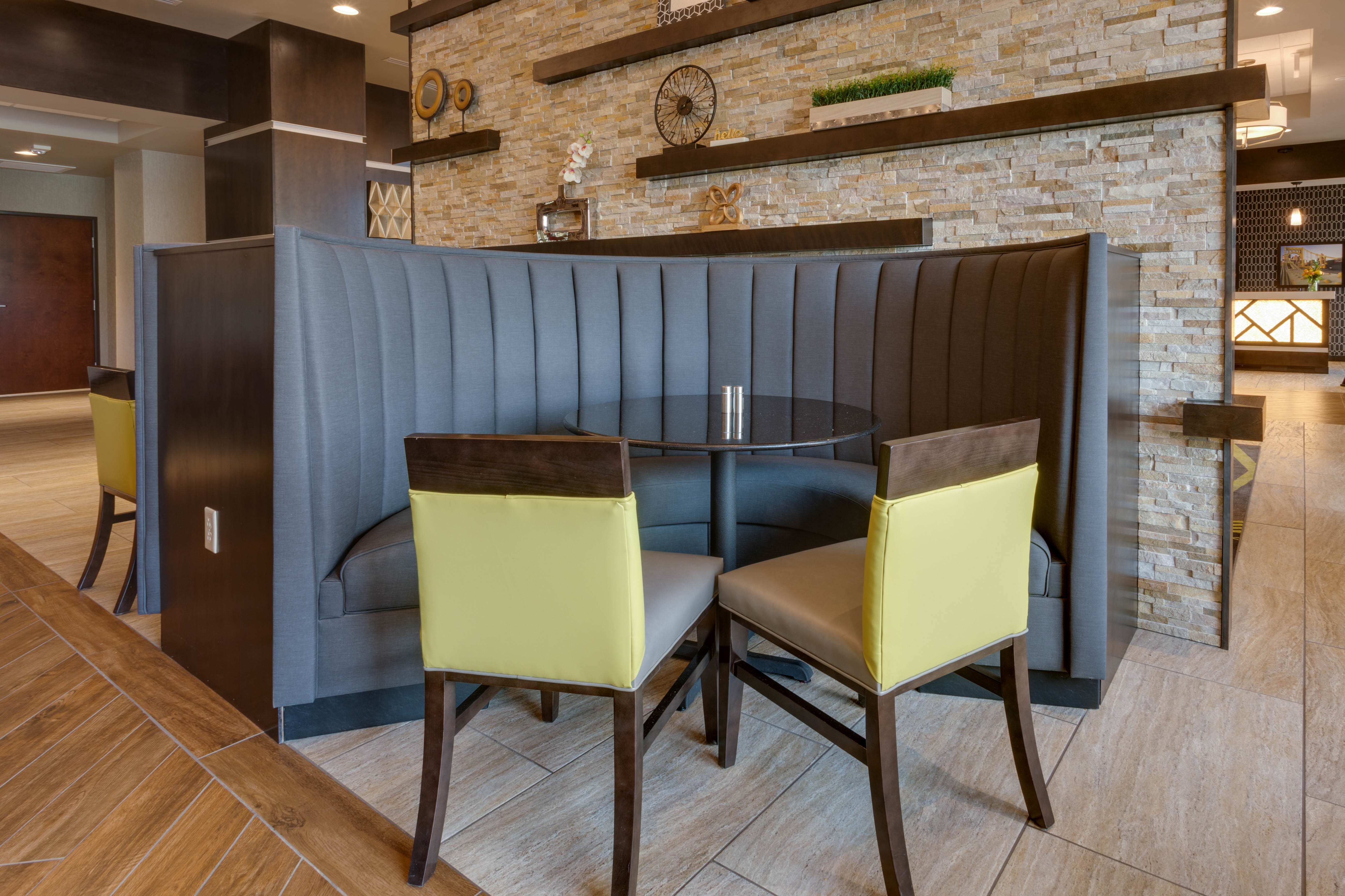 Drury Inn & Suites Pittsburgh Airport Settlers Ridge - Dining Area