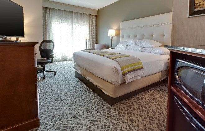 Drury Inn & Suites Pittsburgh Airport Settlers Ridge - Deluxe King Guestroom