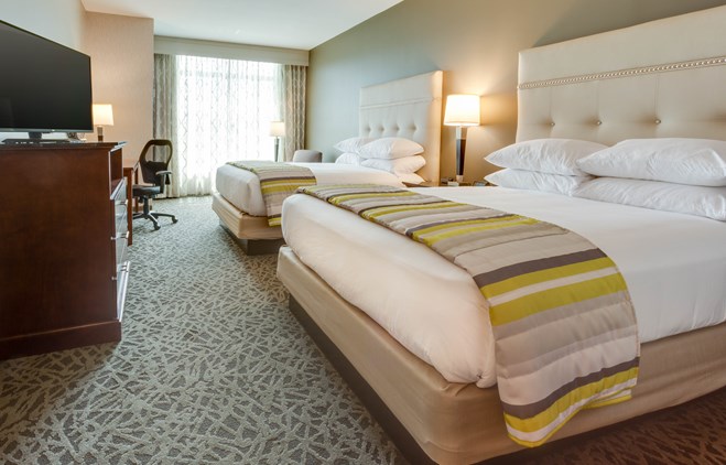 Drury Inn & Suites Pittsburgh Airport Settlers Ridge - Deluxe Queen Guestroom