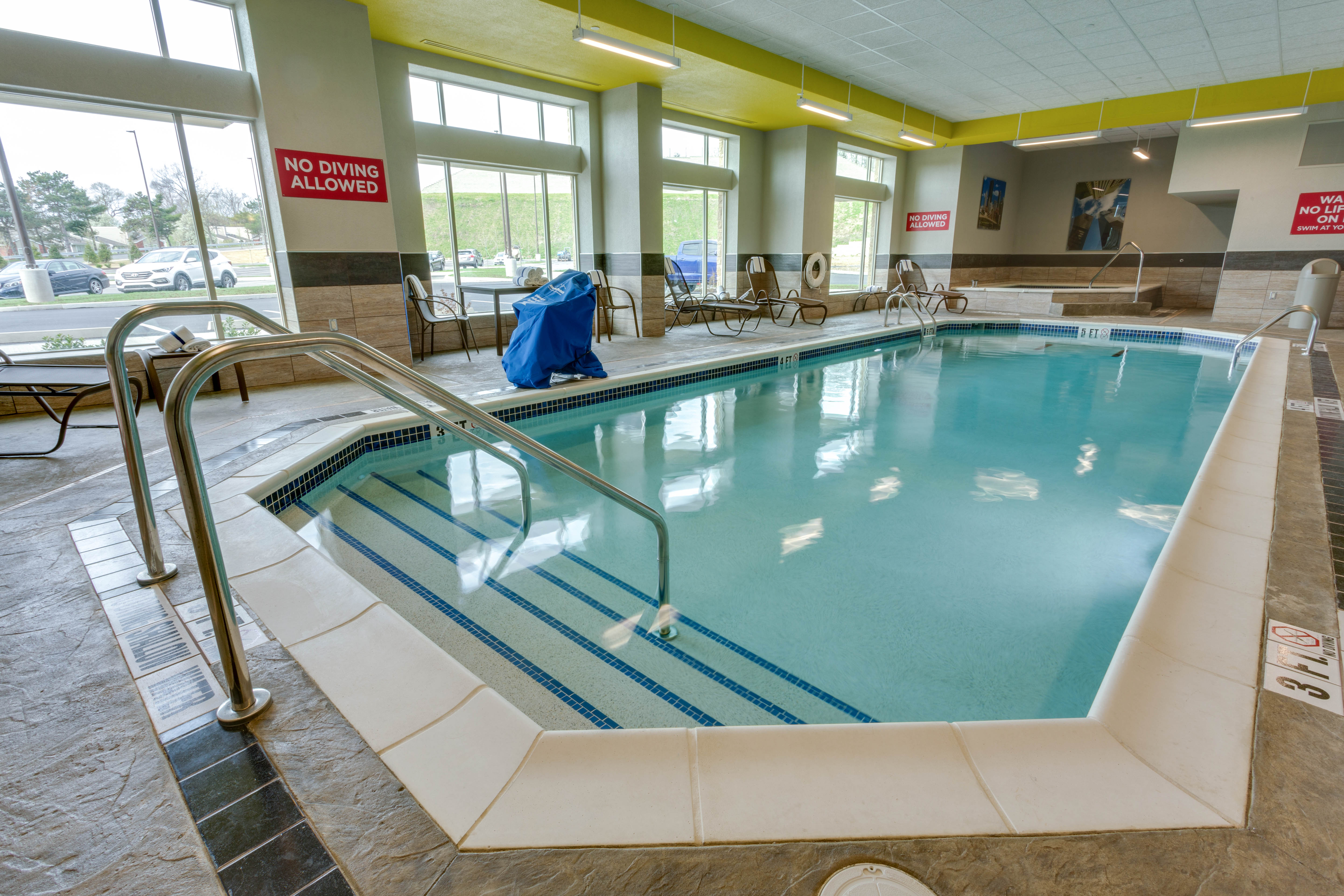 Drury Inn & Suites Pittsburgh Airport Settlers Ridge - Indoor Pool & Whirlpool