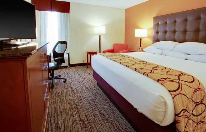 Drury Inn & Suites Terre Haute - Deluxe King Guestroom