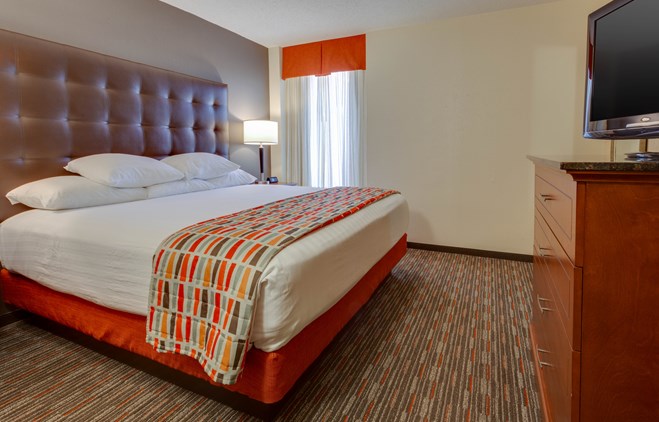 Drury Inn & Suites Memphis Southaven - Two-room Suite Guestroom
