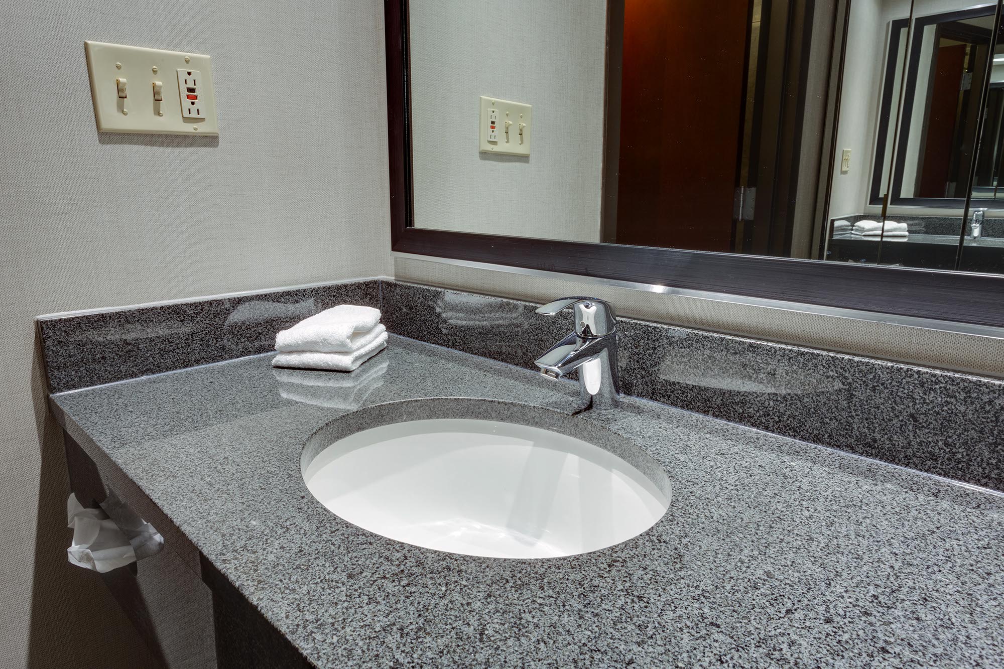 Drury Inn & Suites Kansas City Overland Park - Bathroom