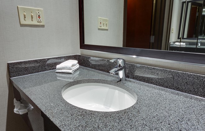 Drury Inn & Suites Kansas City Overland Park - Bathroom