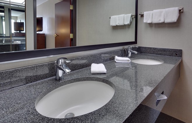 Drury Inn & Suites Kansas City Overland Park - Bathroom