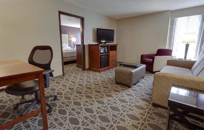 Drury Inn & Suites Kansas City Overland Park - Two-room Suite Guestroom