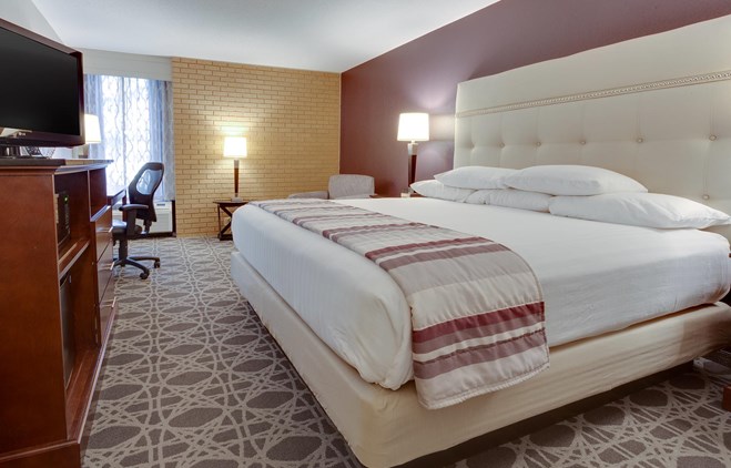Drury Inn & Suites Kansas City Overland Park - Deluxe King Guestroom
