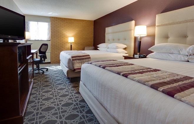 Drury Inn & Suites Kansas City Overland Park - Deluxe Queen Guestroom