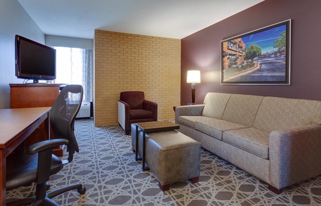 Drury Inn & Suites Kansas City Overland Park - Two-room Suite Guestroom