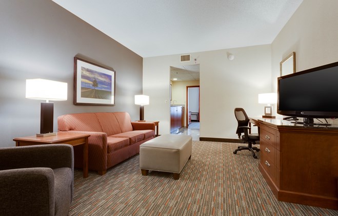 Drury Inn & Suites O'Fallon - Two-room Suite Guestroom