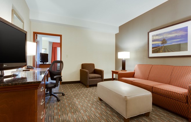 Drury Inn & Suites O'Fallon - Two-room Suite Guestroom