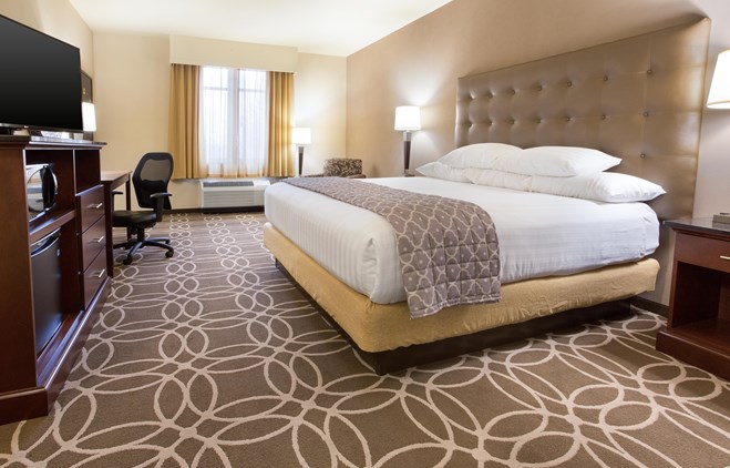 Drury Inn & Suites Louisville North - Deluxe King Guestroom