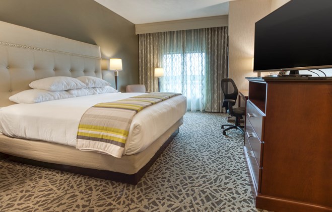 Drury Inn & Suites Huntsville - Deluxe King Guestroom