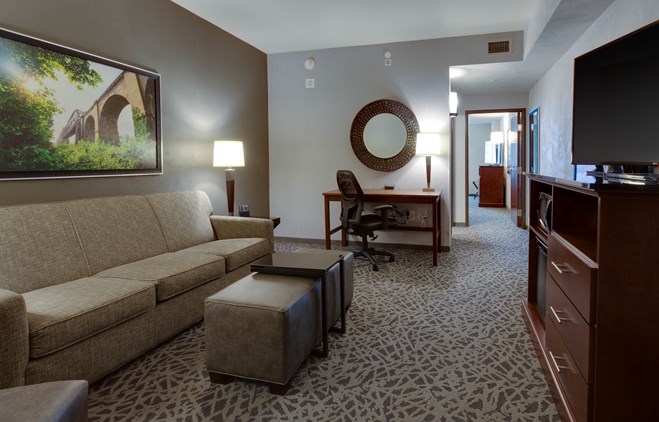 Drury Plaza Cape Girardeau - Two-room Suite Guestroom