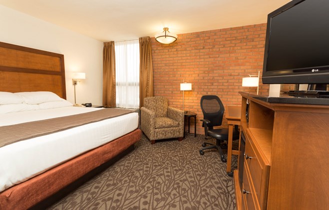 Drury Inn & Suites Troy - Deluxe King Guestroom