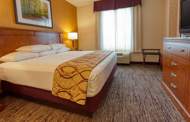 Drury Inn & Suites Indianapolis Northeast - Two-room Suite Guestroom
