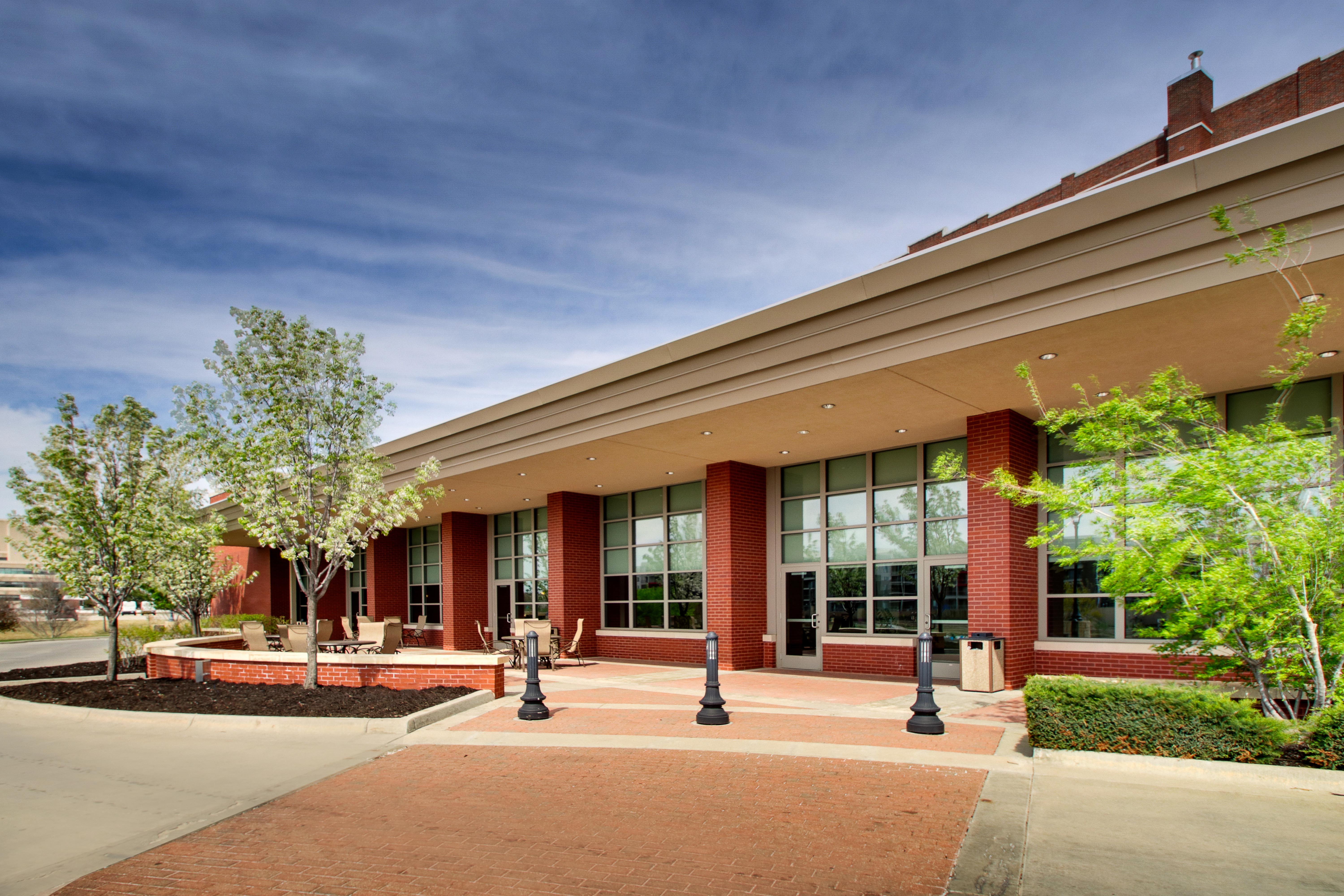 Drury Plaza Hotel Broadview Wichita Drury Hotels   0155 Conference Patio 01 